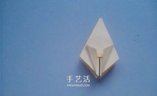 Illustrated process of origami using three-dimensional lilies for weddings