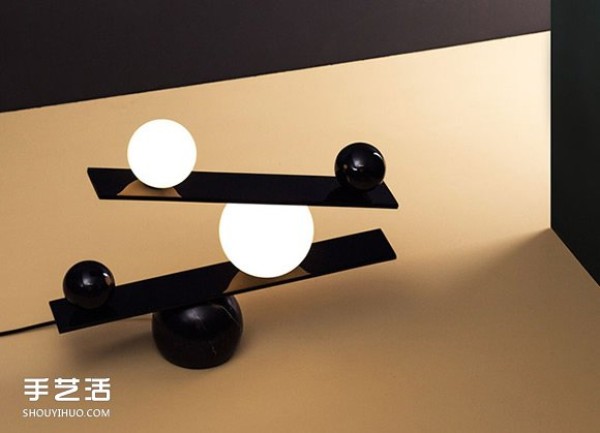 The clever balance between black and white, the lamp magicians balanced desk lamp design