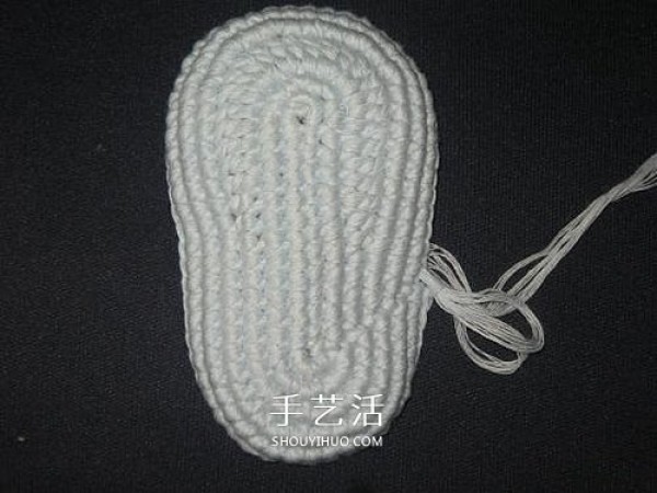 Illustration of how to knit baby warm woolen shoes by hand-knitting baby shoes