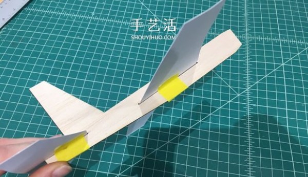 Illustration of how to make a homemade balsa wood glider