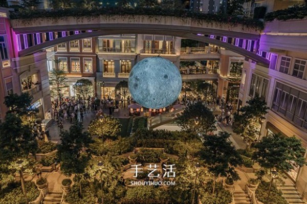 A different moon-viewing experience! Giant moon installation art work