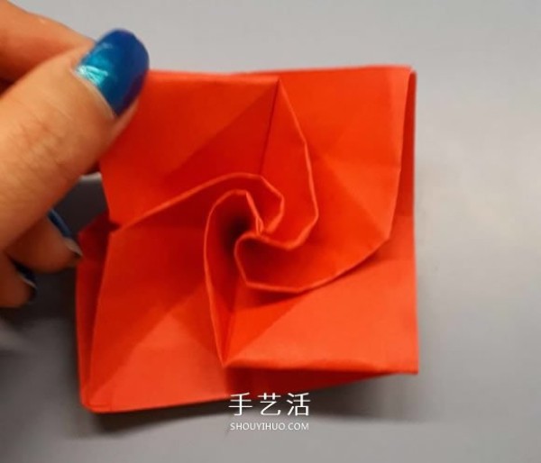 Illustrated tutorial on the origami method of a simple paper rose