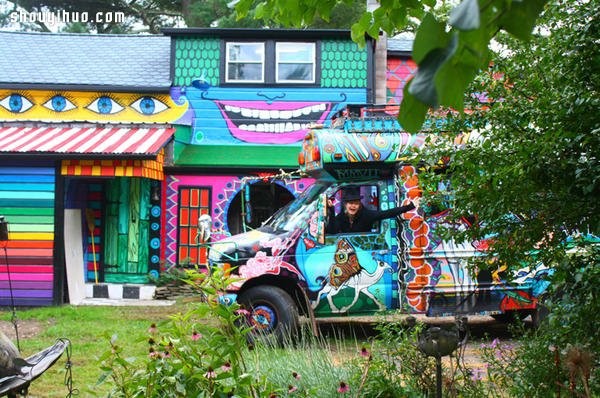 Katewise decorates a crazy colorful house like a dream in wonderland