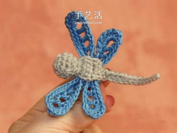 Illustrations of how to crochet dragonflies can be used as beautiful decorations on clothing