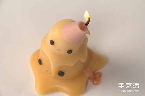 An ice cream candle design that subverts the imagination of cold and heat and exudes warmth