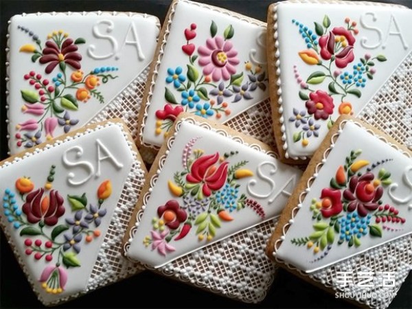 Anyone who sees the picture of ultra-delicate hand-painted icing biscuits will be reluctant to eat