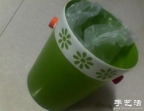 Environmentally friendly DIY trash can can be covered with plastic bags of various sizes