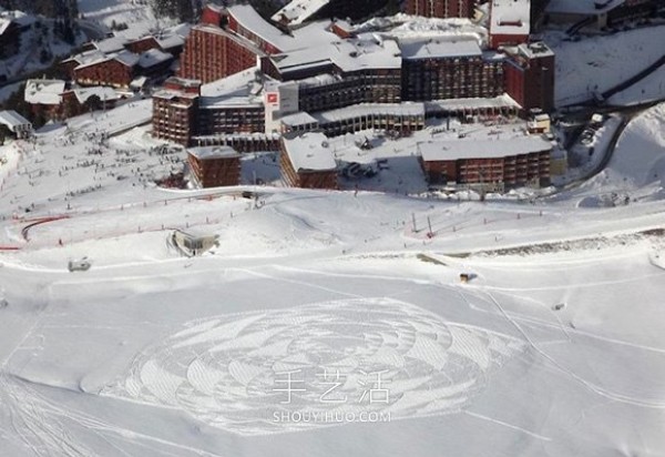 Snowflakes are falling on the ground? French artist creates winter "snow painting"