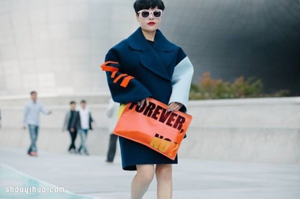 Fashion with bold and colorful contrasting colors 2015 Seoul Fashion Week street photography