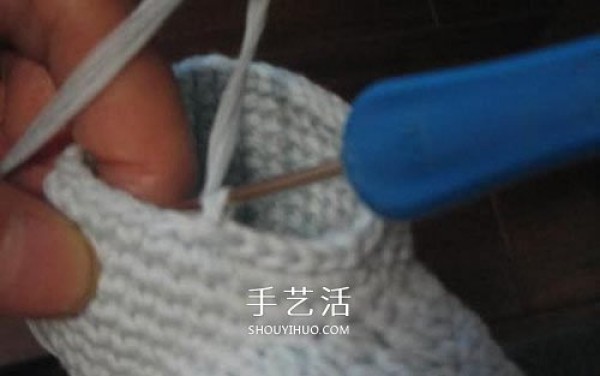 Illustration of how to knit baby warm woolen shoes by hand-knitting baby shoes