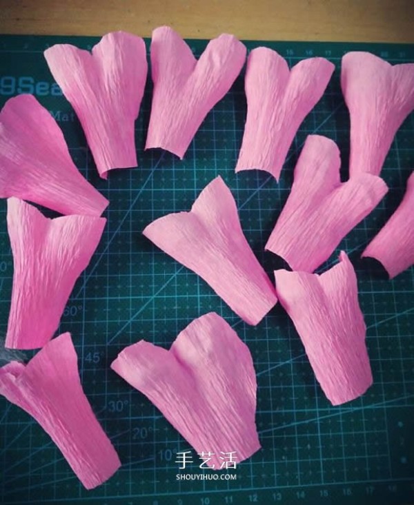 Illustration of how to make beautiful paper flowers from crepe paper