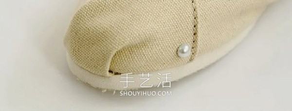 Illustration of a simple method of pasting pearls to transform old cloth shoes