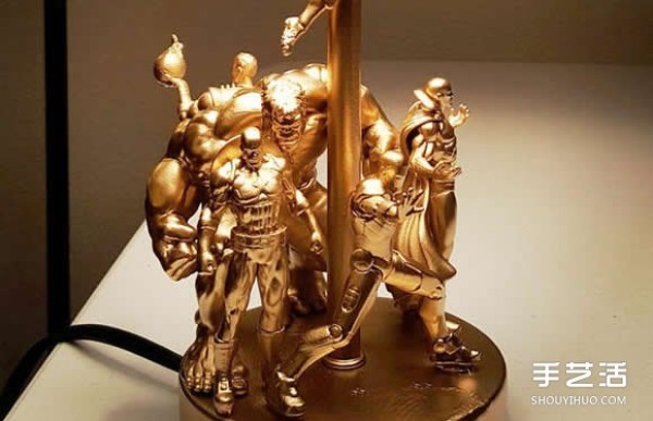 Use superhero dolls to DIY a golden and domineering superhero desk lamp