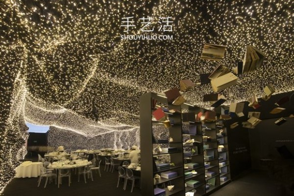 A restaurant surrounded by 250,000 LED lights provides an extraordinary dining experience