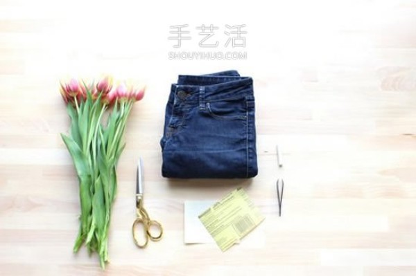 DIY tutorial on how to transform ripped jeans