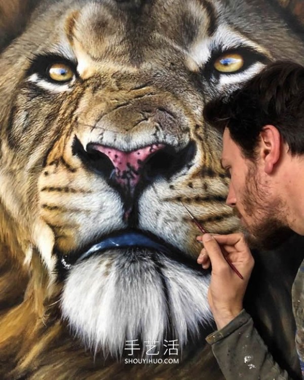 Its like its jumping off the canvas! Realistic paintings capture the beauty of wildlife