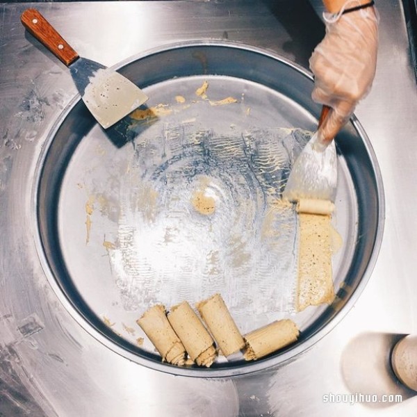 You can only get the rolled ice cream in New Yorks Chinatown after a long queue