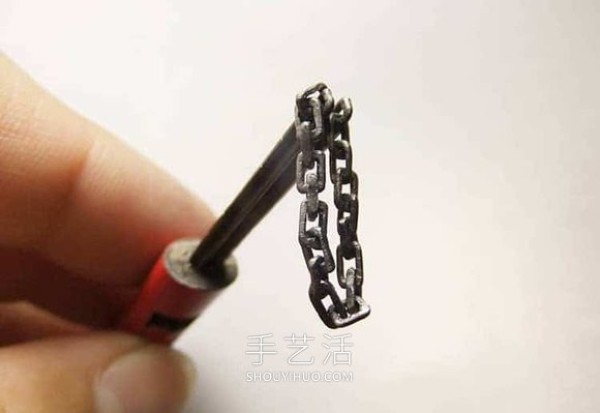 Amazing patience! Beautifully hand-carved chain with pencil lead