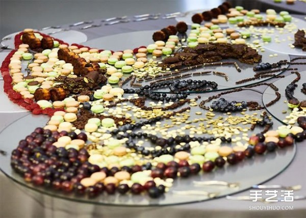 Use visual dislocation from a specific angle to create large-scale food art