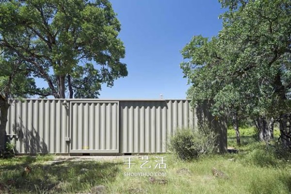 American container container transformed into a dedicated base for hunting enthusiasts