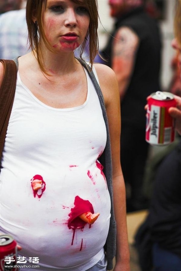 Pregnant women with the most creative clothing can also have such personality