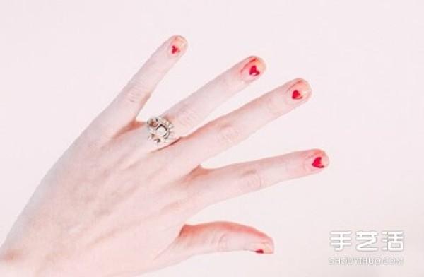 DIY manicure with peach blossoms and cute peach blossom manicure picture tutorial