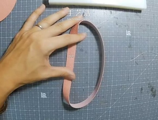 Detailed step-by-step diagram of how to make a homemade mini leather bucket bag