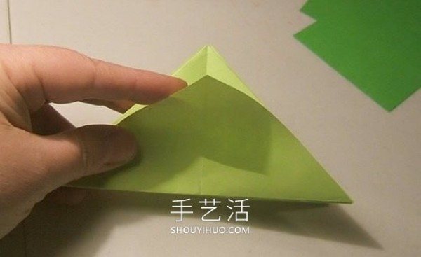 Detailed step-by-step diagram of how to fold a simple origami three-dimensional Christmas tree