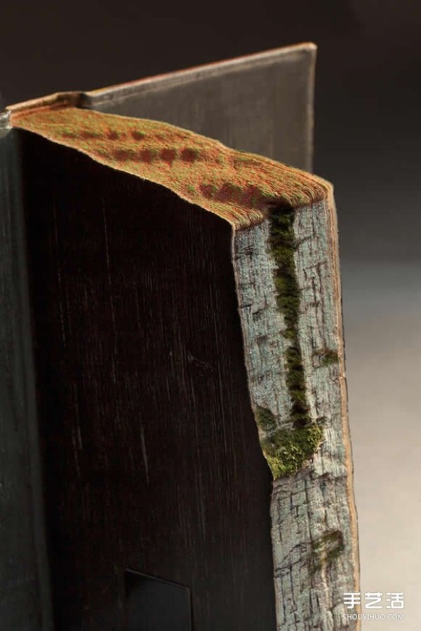 Super realistic book sculptures: It turns out that geography textbooks can also look like this! 