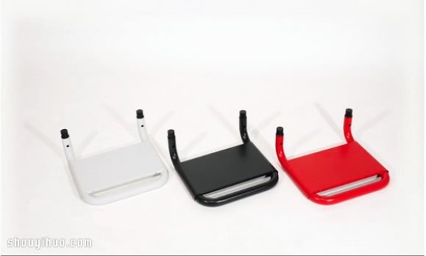 It is a chair that is also a bookshelf, a super practical and versatile clothes hanger product design