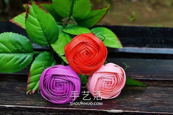 Illustrated tutorial on how to weave roses from plastic packaging tape