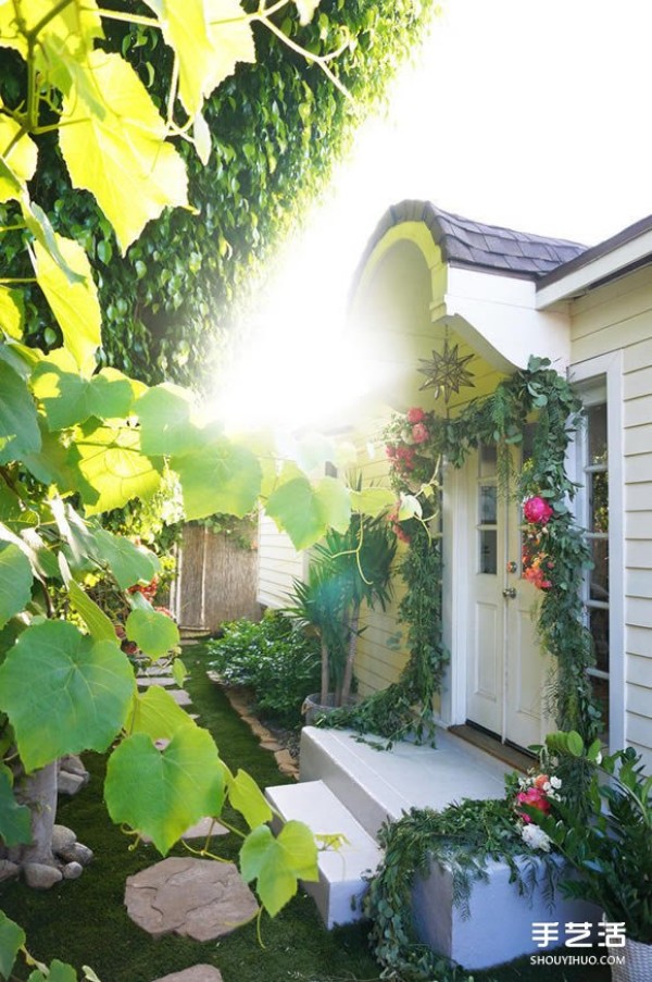 A small space of 33 square meters can also create a warm and delicate wedding atmosphere