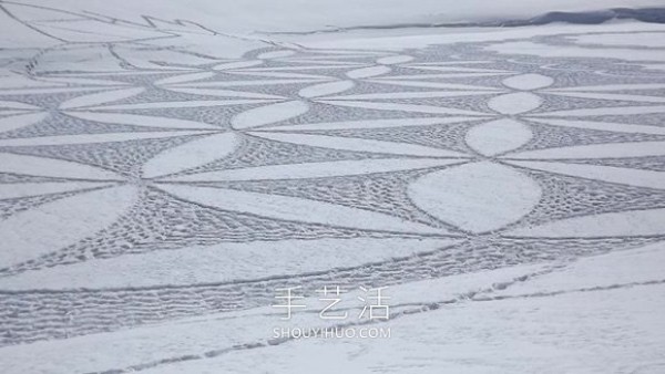 Snowflakes are falling on the ground? French artist creates winter "snow painting"