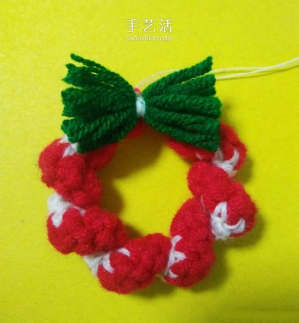 Illustration of the method of hand-crocheting Christmas wreath hanging ornaments