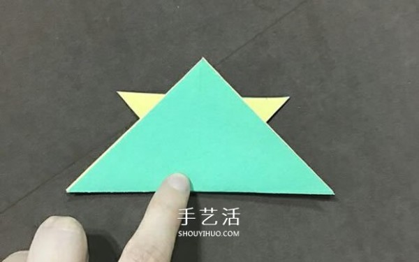 Illustration of how to fold a simple origami goldfish for children