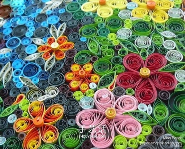 Appreciation of three-dimensional paper quilling works. Bottles and cans are made of quilling paper! 