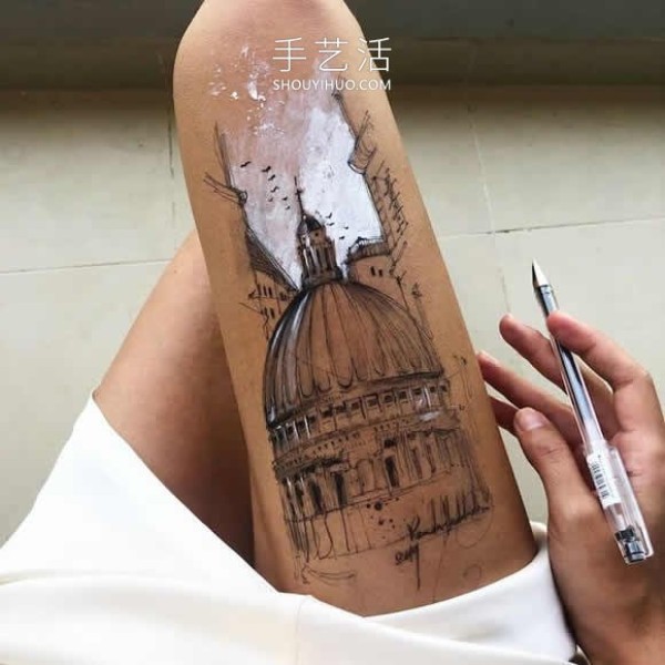 The artist uses his own thighs as a canvas to draw exquisite ink paintings! 