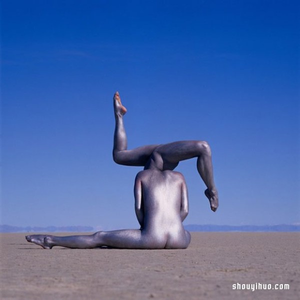 Surreal body painting photography seems to be integrated with heaven and earth