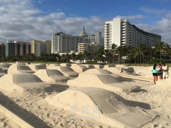 Traffic jam on the beach! Sand sculpture art calls for vigilance against climate change