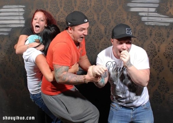 Super hilarious ~ 22 pictures of grown men being scared in a haunted house! 