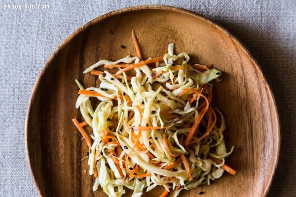 3 Creative Asian Salad Recipes for Even Cold Weather" border="0" width ="584" height="389" src="https://img.111diy.com/timthumb.php?src=/d/file/20220110/ta45drnbrzg.jpg" /></p>
<p>Sauce:</p>
<p>1/4 cup white wine vinegar</p>
<p>2 tablespoons miso (white miso or red miso can be used)</p>
<p>1 spoon of sugar</p>
<p>1 teaspoon grated ginger</p>
<p>1 clove garlic, minced</p>
<p>3 tablespoons sesame oil</p>
<p>Salad:</p>
<p>1 serving butter lettuce</p>
<p>1 sliced ??pear</p>
<p><strong>Some roasted cashews</strong></p>
<p>1 medium julienned red onion</p>
<p><strong>A little red wine vinegar</strong></p>
<p>A little sugar</p>
<p>1/2 teaspoon thyme</p>
<p>Salt and pepper</p>
<p>How to do it:</p>
<p>Stir the sauce evenly until all the ingredients are melted together and set aside! Then stir-fry the shredded red onion with a little sesame oil until it turns color, then add a little red wine vinegar, salt and pepper for seasoning. Mix other salads, then pour the sauce on the salad and its done. Of course, the selection of vegetables is also done according to everyones favorites. </p>
<p><strong>3: Crispy Cabbage and Miso Salad</strong></p>
<p align="center"><img alt="Eat salad even in cold weather: 3 creative Asian salad recipes"  alt=