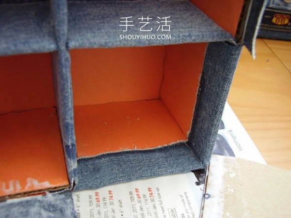 Old jeans are transformed into a multifunctional storage cabinet with drawers and side pockets! 