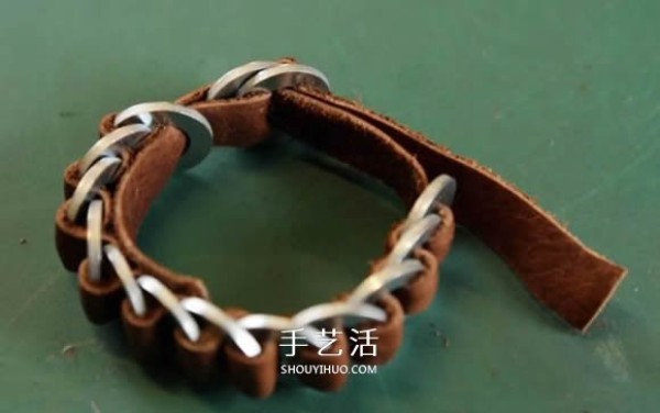 Metal washers to DIY leather bracelets, a great gift for your boyfriend! 