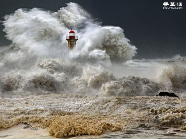 Photo album of lonely and magnificent lighthouses around the world