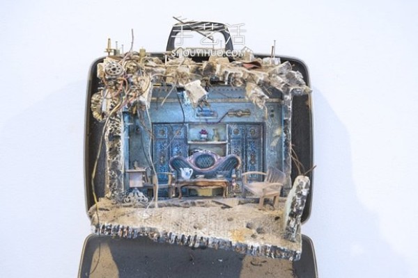 The artist reconstructs the emotional memory of "home" among the refugees in the suitcase