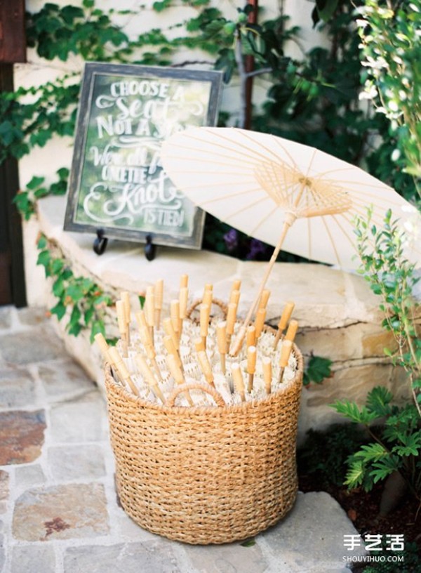 Unique theme wedding layouts: Umbrellas can make weddings so beautiful