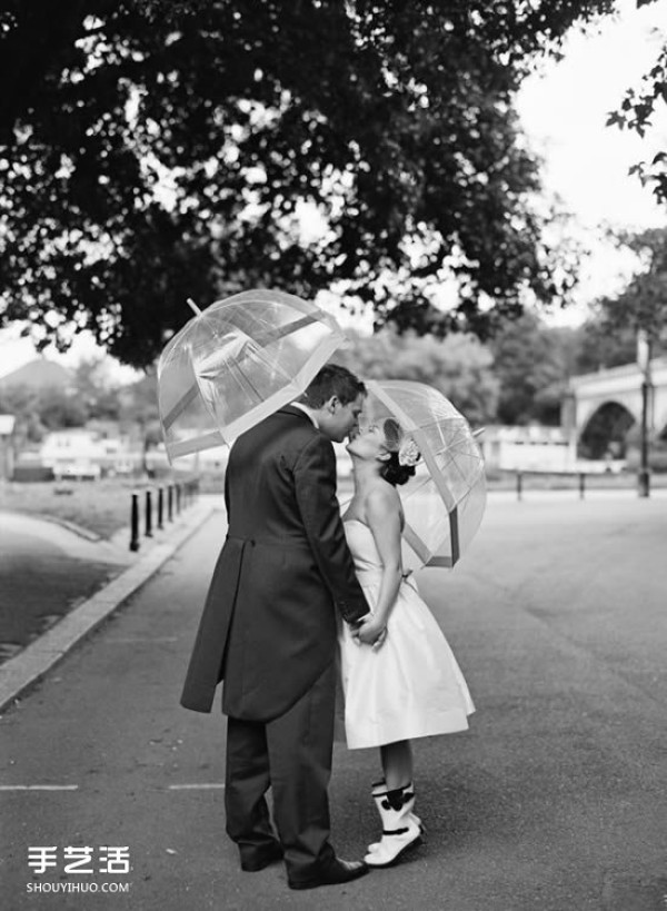 Romantic can also be performed on rainy daysBeautiful and romantic wedding photography in the rain