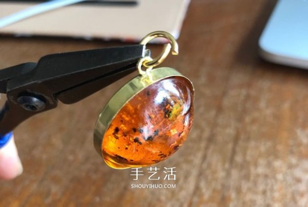 How to make a homemade imitation amber resin keychain