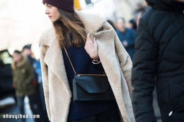 How to wear a luxurious warm imitation fur jacket with a slender and fashionable sense