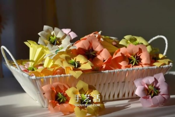 The illustration of how to fold an eight-petal flower of three pieces of paper can also be made into one Three-dimensional flower ball